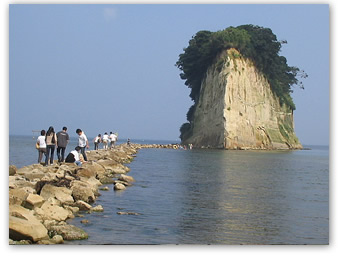 禄剛崎と見附島